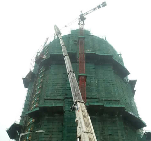 贞丰吊车在工地上作业